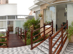 Acesso externo com rampa e corrimãos